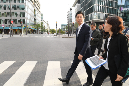 오세훈(왼쪽 첫 번째) 서울시장이 23일(현지시간) 송현정 건축가와 프랑스 파리의 고밀복합개발 지역인 리브고슈 일대 거리를 걷고 있다. 서울시 제공