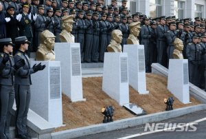 2018년 3월1일 서울 노원구 육군사관학교에서 열린 독립전쟁 영웅 흉상 제막식에서 독립운동가 후손들과 김완태 육군사관학교장을 비롯한 군 관계자, 사관생도들이 기념사진을 찍고 있다. 흉상은 왼쪽부터 홍범도 장군, 지청천 장군, 이회영 선생, 이범석 장군, 김좌진 장군. 뉴시스 제공