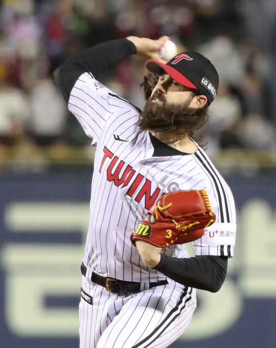 LG의 케이시 켈리가 24일 오후 잠실구장에서 열린 키움과의 2022 신한은행 쏠(SOL) KBO 포스트시즌 플레이오프(5전 3선승제) 1차전에서 선발투수로 마운드에 올라 힘차게 공을 던지고 있다. 뉴시스