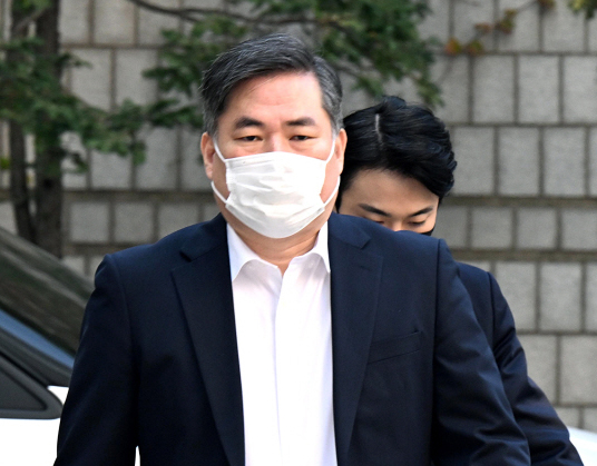 유동규 전 성남도시개발공사 본부장이 ‘대장동 특혜 비리’ 관련 재판을 받기위해 지난 21일 서울 서초구 서울중앙지방법원에 출석하고 있다. 뉴시스