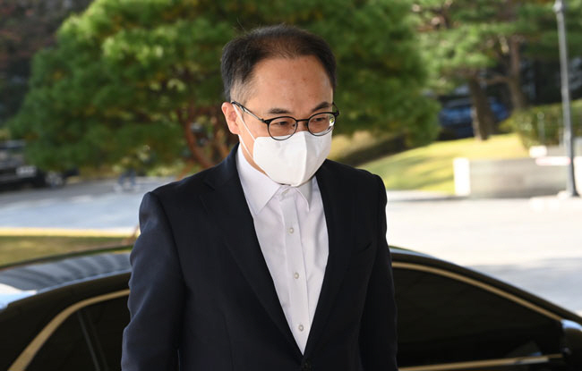검찰이 24일 민주연구원에 대한 압수수색을 재차 시도하는 등 대선자금 의혹 수사에 속도를 내는 가운데 이원석 검찰총장이 이날 오전 서울 서초구 대검찰청으로 출근하고 있다.  김호웅 기자