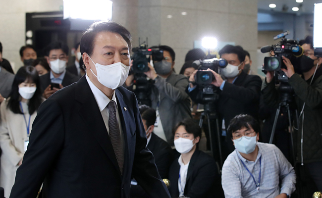 윤석열 대통령이 24일 오전 서울 용산 대통령실 청사로 출근, 시정연설 등과 관련한 취재진의 질문에 답한 뒤 집무실로 향하고 있다. 대통령실통신사진기자단