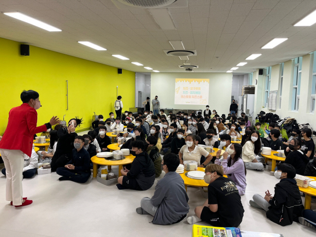 지난 19일 경남 김해시 회현동 ‘회현연가’에서 피자만들기 체험객들이 설명을 듣고 있다. 김해시청 제공