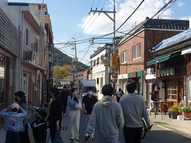 지난 22일 경남 김해시 회현동 ‘봉황대길’이 젊은이와 가족 나들이객으로 붐비고 있다. 김해시청 제공