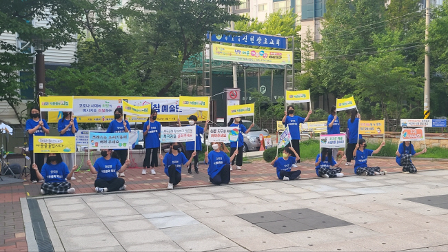 지난 8월 경기 시흥시 복음어린이공원에서 실로암지역아동센터 ‘푸르미 환경기자단’ 아동들이 기후위기와 관련된 안무를 담은 ‘NZ(Net Zero·탄소중립) 챌린지’를 선보이고 있다. 초록우산어린이재단 제공