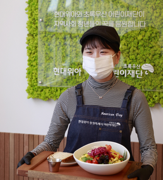 경남 창원시에 위치한 ‘현대위아 청년일터’에서 한 직원이 샐러드를 서빙하고 있다. 현대위아 제공