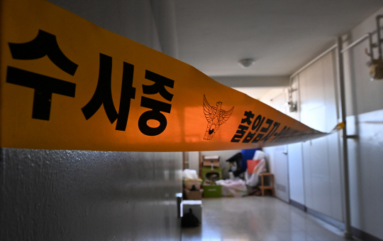 어머니와 10대 자녀 2명 등 3명이 숨진 채 발견된 경기 광명시 소하동의 한 아파트 현관 앞에 26일 오전 폴리스 라인이 설치돼 있다. 뉴시스