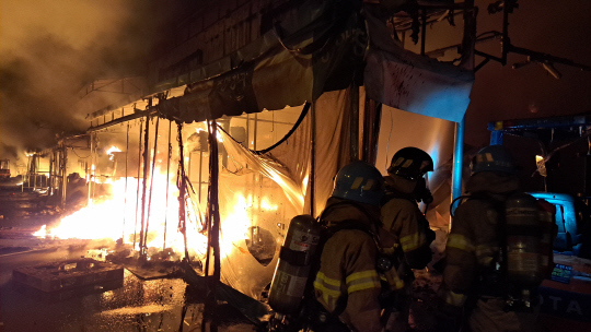 소방대원들이 25일 오후 대구 북구 매천동 매천시장에서 발생한 화재를 진화하고 있다. 대구소방본부 제공