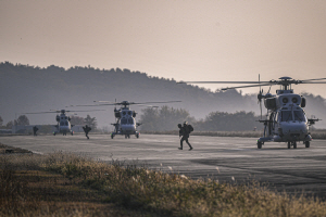 26일 오후 호국합동상륙훈련에 참가한 상륙군이 상륙기동헬기(MUH-1)을 이용하여 작전지역으로 전개 후 이동하고 있다. 해병대 제공