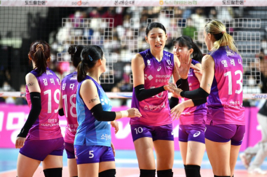 김연경이 25일 인천삼산월드체육관에서 열린 페퍼저축은행과 도드람 2022~2023 V리그 여자부 1라운드 경기 도중 동료들과 하이파이브를 하고 있다. 한국배구연맹 제공