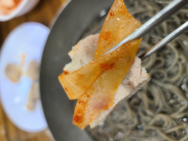 무김치에 싸먹는 답십리 성천막국수.
