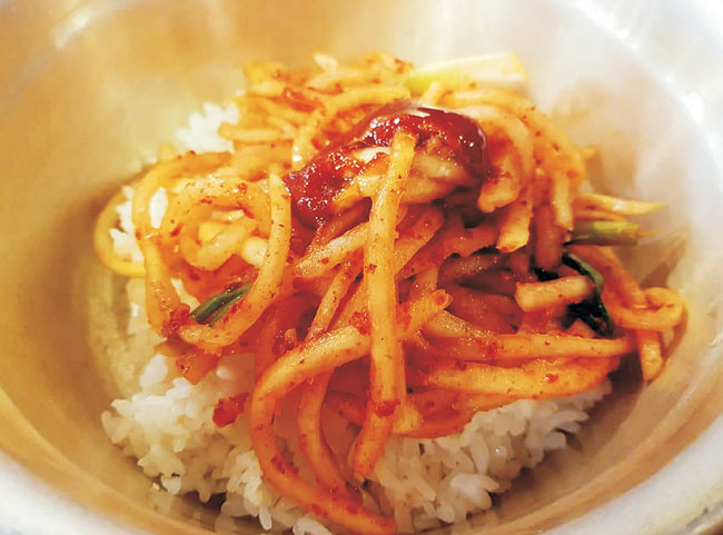 서울 문래동 송원마포돼지갈비의 무생채비빔밥.