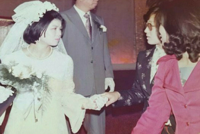 정희숙 씨 결혼식 사진. 정 씨의 손을 잡고 있는 사람이 아내 이영화.