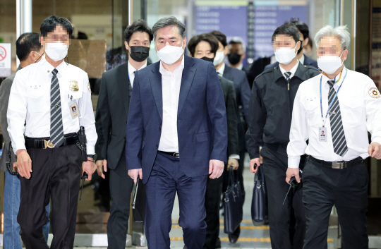 유동규 전 성남도시개발공사 기획본부장이 지난 24일 서울 서초구 서울중앙지법에서 열린 대장동 개발 사업 로비·특혜 의혹 관련 속행 공판을 마친 뒤 건물을 나서고 있다.  연합뉴스