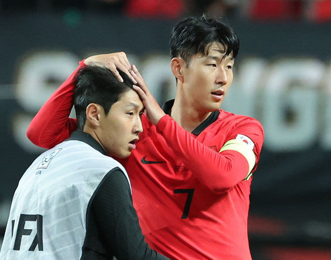 지난달 27일 서울 마포구 서울월드컵경기장에서 열린 한국 대 카메룬 축구 대표팀의 평가전이 끝난 후 손흥민(오른쪽)이 벤치를 지켰던 이강인을 안아주고 있다. 연합뉴스