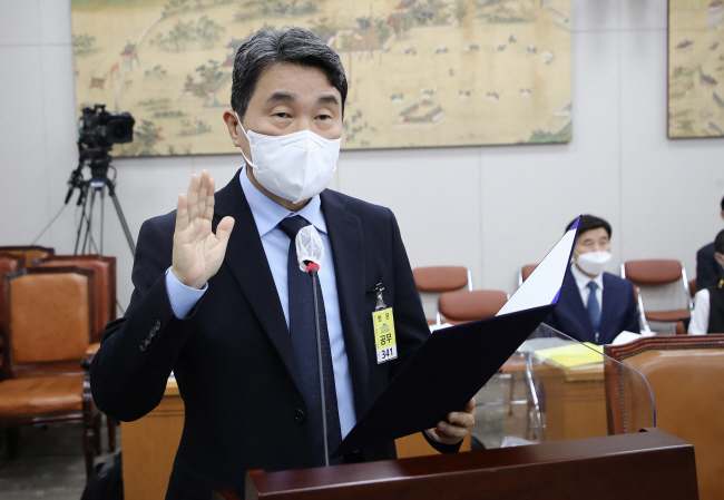 이주호 교육부 장관 후보자가 28일 오전 국회에서 열린 청문회에 참석해 선서를 하고 있다. 국회사진기자단