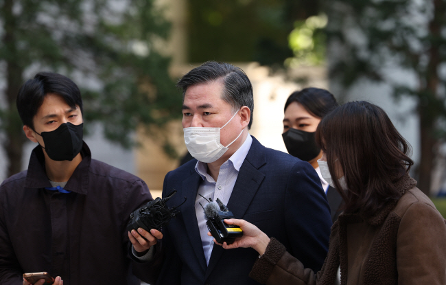유동규 전 성남도시개발공사 기획본부장이 28일 오전 서울 서초동 서울중앙지법에서 열린 대장동 개발 사업 로비·특혜 의혹 관련 재판에 출석하며 취재진의 질문을 받고 있다. 연합뉴스