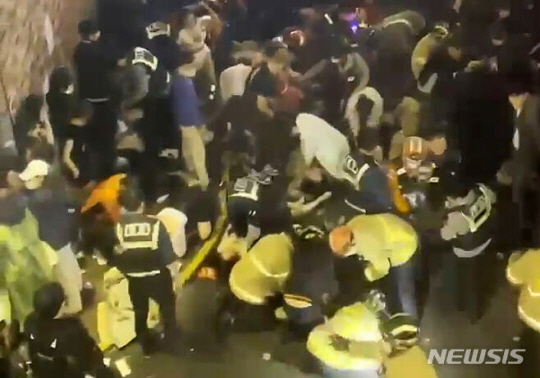 29일 서울 용산구 이태원 일대에서 대규모 압사 사고가 발생해 소방대원들이 현장을 수습하고 있다. 뉴시스