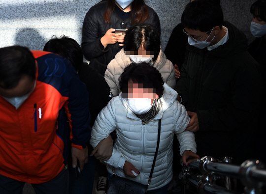 30일 서울 용산구 한남동주민센터에 마련된 실종자 가족 대기실에서 대기하던 실종자 가족이 사망 소식을 전달 받은 뒤 오열하고 있다.