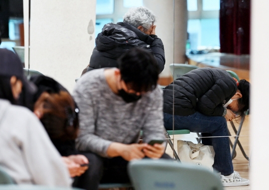 30일 서울 용산구 한남동주민센터에 마련된 실종자 가족 대기실에서 실종자 가족들이 눈물을 흘리며 대기하고 있다.