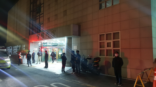 30일 서울 용산구 ‘이태원 핼러윈 참사’로 인한 사상자들이 이송된 순천향대학병원 장례식장 출입을 경찰들이 통제하고 있다.