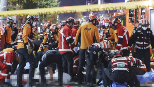 지난 29일 오후 서울 용산구 이태원동 일대에 핼러윈을 맞아 인파가 몰려 대규모 인명사고가 발생, 소방대원들이 심폐소생술(CPR)을 하는 등 현장을 수습하고 있다. 연합뉴스