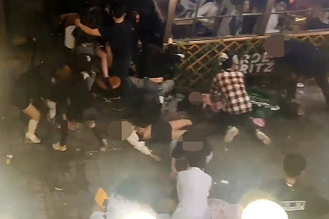 핼러윈을 앞둔 29일 서울 용산구 이태원 일대에서 대규모 압사 사고가 발생한 가운데, 사고 직후 현장의 시민들과 구조대원 등이 피해자들을 구조하고 있다. 독자 제공. 뉴시스