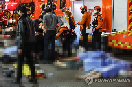 29일 밤 서울 용산구 이태원동 일대에 핼러윈을 맞아 인파가 몰리면서 대규모 인명사고가 발생했다. 30일 오전 출동한 119 구조대원들이 희생자들을 살피고 있다.연합뉴스