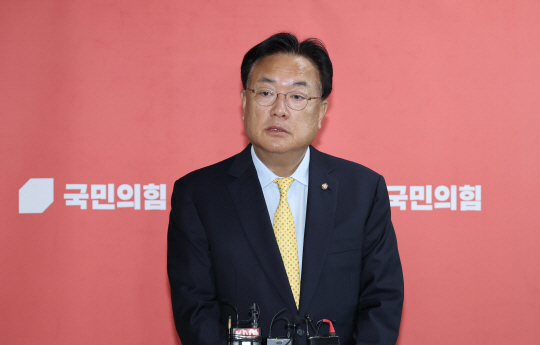 정진석 국민의힘 비상대책위원장이 24일 국회에서 열린 비상대책위원회의를 마친 뒤 취재진의 질문에 답변하고 있다. 국회사진기자단