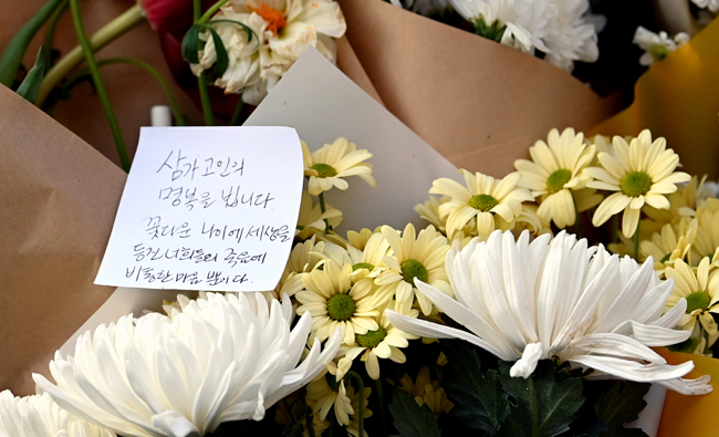 31일 오전 서울 용산구 이태원역 1번 출구 앞에 마련된 ‘이태원 핼러윈 참사’ 추모공간에 시민들이 두고 간 조화와 ‘꽃다운 나이에 세상을 등진’ 참사 희생자의 명복을 비는 메시지가 놓여 있다. 윤성호 기자