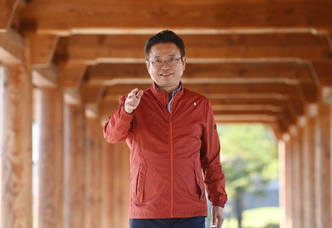 이철우 경북지사가 지난 24일 도청 본관 앞 회랑에서 도정을 설명하며 앞을 가리키고 있다.   김동훈 기자