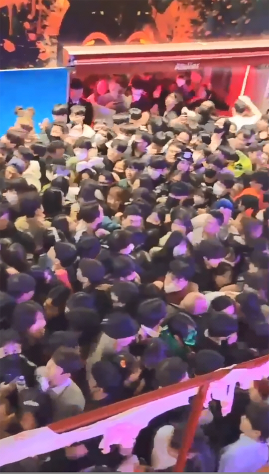 지난 29일 밤 서울 용산구 이태원동에서 핼러윈을 맞아 모여든 대규모 인파 골목길에 끼어 있다. 연합뉴스·독자 제보 영상 캡처