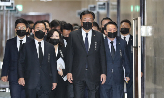 정진석(앞줄 가운데) 국민의힘 비상대책위원장이 31일 서울 영등포구 여의동 국회에서 열린 비상대책위원회 회의에 ‘이태원 사고 희생자 애도 삼가 고인의 명복을 빕니다’라고 적힌 근조 리본을 달고 참석하고 있다. 뉴시스