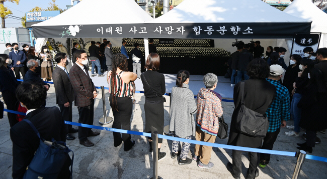31일 오전 서울 용산구 녹사평역 광장에 마련된 ‘이태원 사고 사망자 합동분향소’에 시민들이 길게 줄지어 조문하고 있다.  윤성호 기자