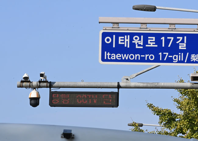 ‘이태원 핼러윈 참사’가 발생한 해밀톤호텔 옆 골목을 직간접적으로 비추는 지하철 6호선 이태원역 인근 CCTV 모습. 윤성호 기자