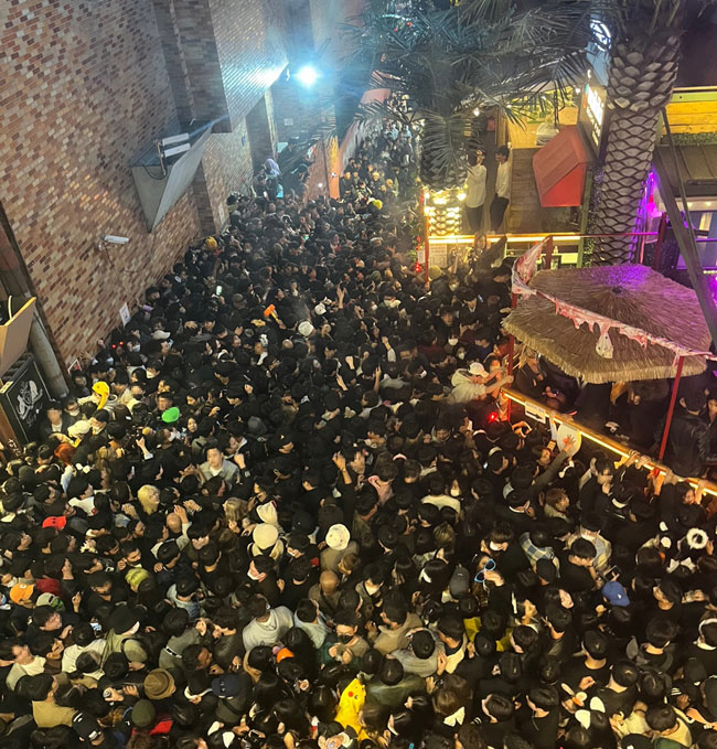 지난 29일 밤 ‘이태원 핼러윈 참사’가 발생한 용산구 이태원동 해밀톤호텔 부근 좁은 골목에 참사 전 수많은 시민들이 이동이 불가능할 정도로 빽빽하게 몰려 있다. 연합뉴스