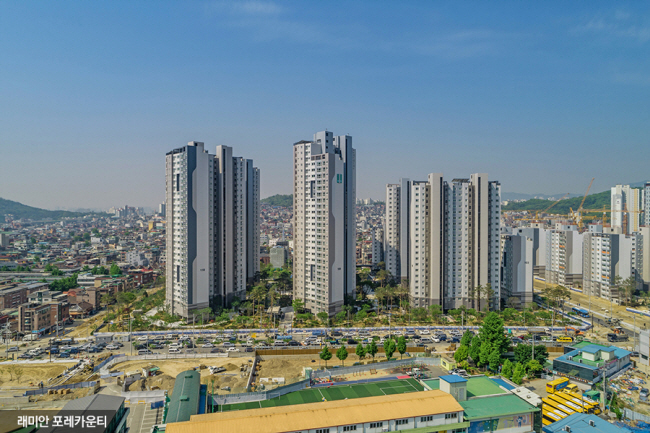 11월부터 전국에서 7만651가구의 신규 아파트가 대거 나오는 만큼 실수요자들은 낮은 분양가와 역세권, 공세권(공원 권역) 등에서 나오는 물량을 중심으로 보수적인 청약 전략을 세워야 한다는 조언이다. 서울 성북구 장위동 일대 재개발을 통해 공급된 아파트 단지와 주변 모습.   삼성물산 제공