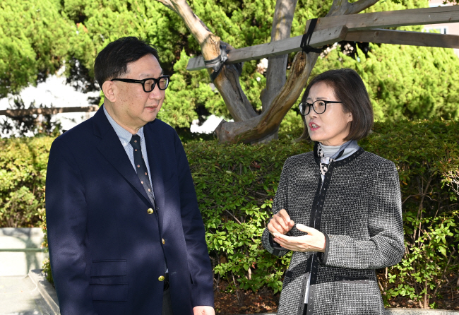 김정식(왼쪽) 연세대 경제학부 명예교수와 이인실(전 서강대 경제대학원 교수) 한반도미래인구연구원장이 경제 현안과 향후 전망에 대해 의견을 나누고 있다.  김호웅 기자