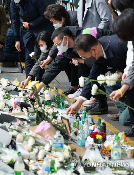 1일 서울 용산구 이태원역 1번 출구 앞 참사 추모 공간을 찾은 시민들이 단체로 헌화하고 있다. 연합뉴스