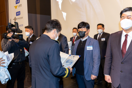 행정안전부장관상 수상하는 롯데컬처웍스