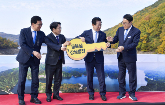 광주시와 전남도, 화순군은 지난달 31일 전남 화순군 동복댐에서 ‘광주·전남 동복댐 수질개선 및 상생발전 협약’을 체결했다. 사진 왼쪽부터 신정훈 국회의원, 강기정 광주시장, 김영록 전남지사, 구복규 화순군수. 광주시청 제공