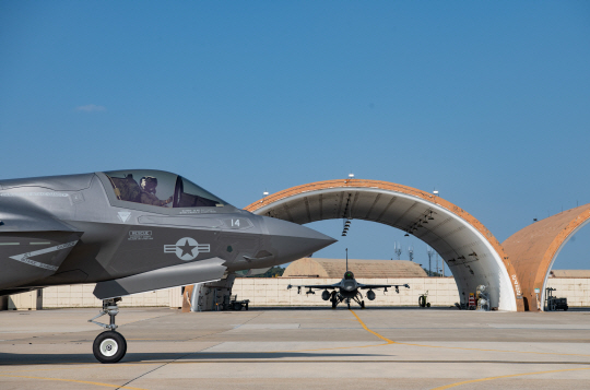 31일 군산기지에 착륙한 뒤 격납고로 이동 중인 F-35B 라이트닝 II.일본 이와쿠니(岩國) 기지 주둔 미 해병대 소속부대인 ‘VMFA-242’ 마크가 눈에 띈다. 미 8전투비행단 홈페이지 캡처