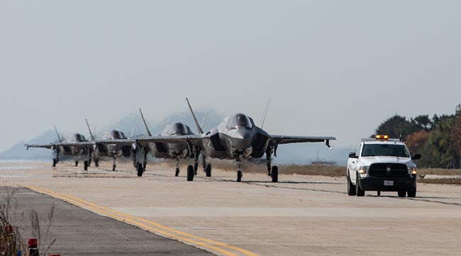 일본 이와쿠니(岩國) 주일 미해병기지에 주둔하는 미 해병  VMFA- 242 소속 F-35B 스텔스 전투기 4대가 31일 오후 군산기지에 착륙, 활주로에서 격납고로 이동하고 있다. 미 8전투비행단 홈페이지 캡처