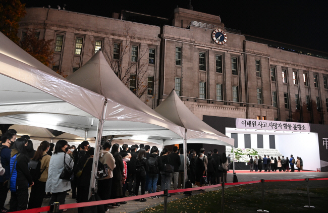 10월 31일 서울 중구 서울광장에 마련된 ‘이태원 핼러윈 참사’ 사망자 합동분향소를 찾은 시민들이 희생자들의 명복을 빌고 유가족과 슬픔을 함께하기 위해 길게 줄을 선 채 조문 순서를 기다리고 있다.  김동훈 기자