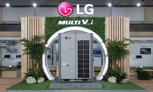 LG전자가 2일부터 3일간 경기 일산 킨텍스에서 열리는 ‘2022 대한민국 에너지대전(Korea Energy Show)’에 참가해 시스템 에어컨 대표제품 ‘멀티브이 아이’(사진)를 포함해 에너지 효율을 높인 차별화된 공조 솔루션을 선보인다. LG전자 제공