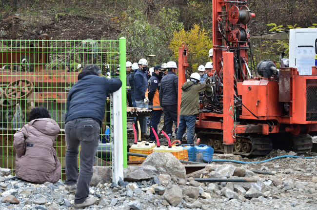3일 경북 봉화군 아연 채굴광산 붕괴사고 현장에서 한국광해광업공단 관계자들이 갱도 내부 내시경 수색을 하고 있다. 뉴시스