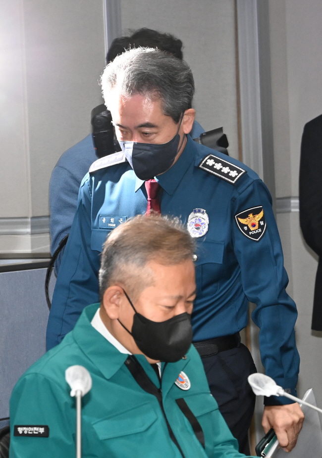 ‘이태원 핼러윈 참사’ 늑장 대응 논란을 빚고 있는 윤희근(뒤쪽) 경찰청장과 이상민(아래쪽) 행정안전부 장관이 3일 오전 정부서울청사에서 열린 중앙재난안전대책본부 회의에 참석하고 있다. 김호웅 기자