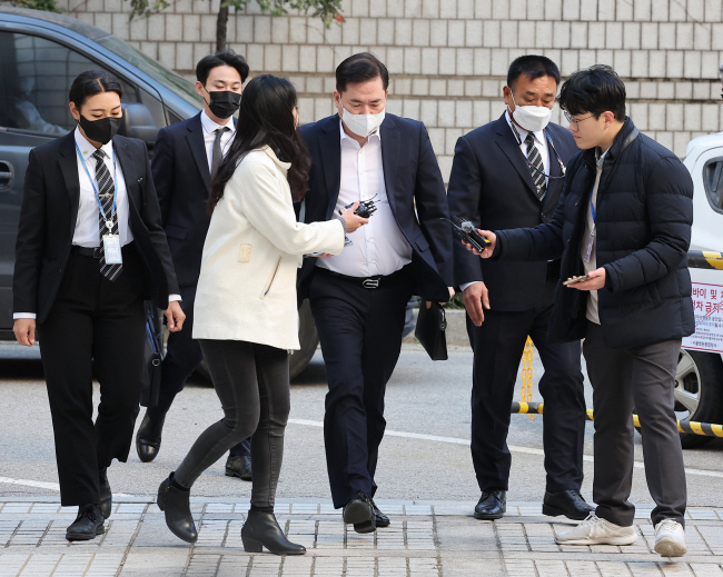 이재명 더불어민주당 대표 측근인 김용 민주연구원 부원장에게 지난해 대선 자금을 건넸다고 폭로한 유동규 전 성남도시개발공사 기획본부장이 4일 오전 서울 서초동 서울중앙지법에서 열린 대장동 개발 특혜 의혹 관련 공판에 참석하기 전 기자들의 질문을 받고 있다. 연합뉴스