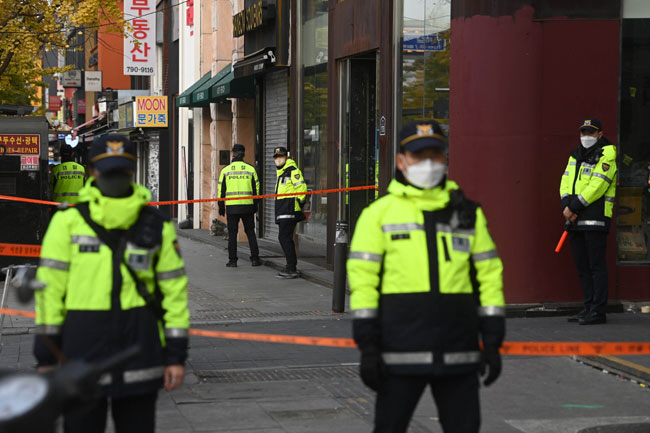 경찰청 특별수사본부가 ‘이태원 핼러윈 참사’에 대한 책임소재를 규명하고 있는 가운데 3일 경찰이 참사 장소인 해밀톤호텔 옆 골목 주변을 통제하고 있다.  문호남 기자