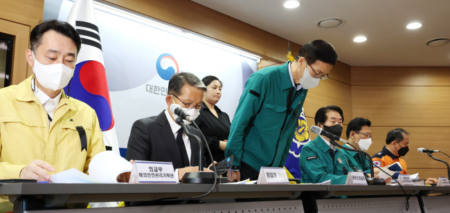 방문규(앞줄 왼쪽 두 번째) 국무조정실장이 4일 오전 세종시 정부세종청사에서 ‘이태원 핼러윈 참사’ 수습상황 및 향후 계획 등 중대본 회의 주요 논의사항에 대한 브리핑에 앞서 고개 숙여 인사하고 있다. 연합뉴스